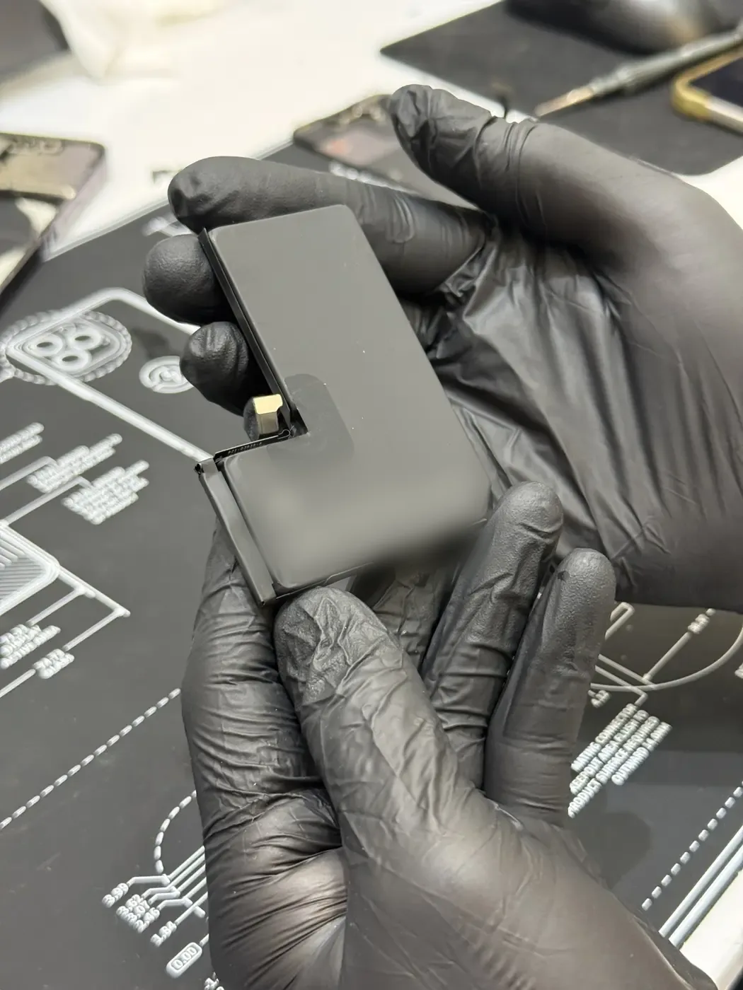 Bateria de smartphone durante substituição