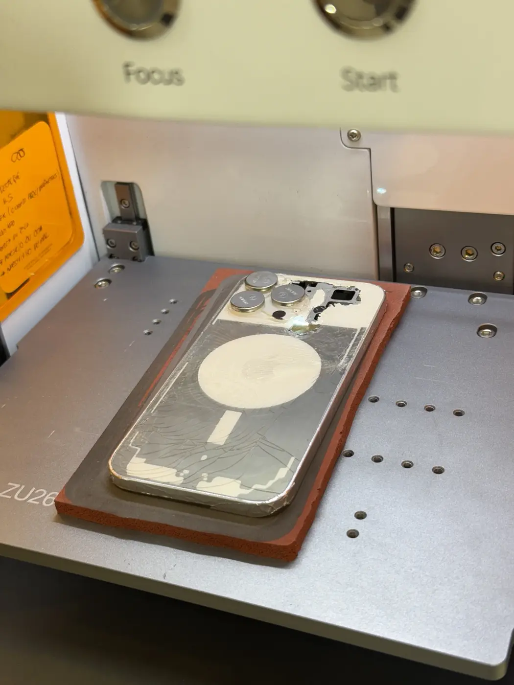 Laser UV removendo o vidro traseiro de um smartphone