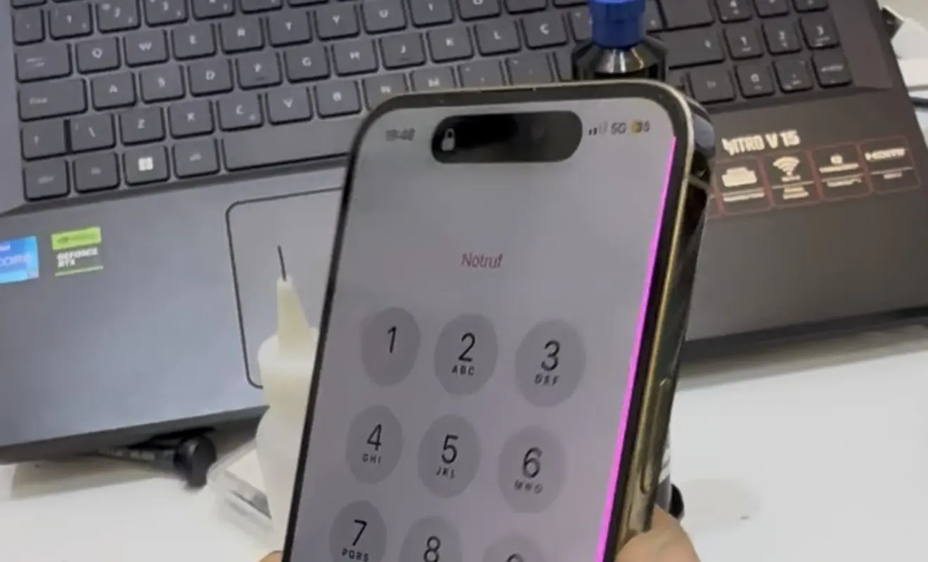Tela de smartphone com faixa rosa, antes da substituição